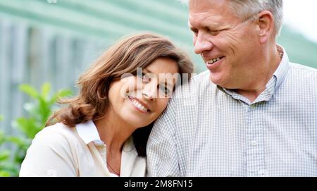 Meine Liebe zum Leben. Gekürztes Porträt einer liebevollen älteren Frau, die sich auf die Schulter ihres Mannes lehnt. Stockfoto