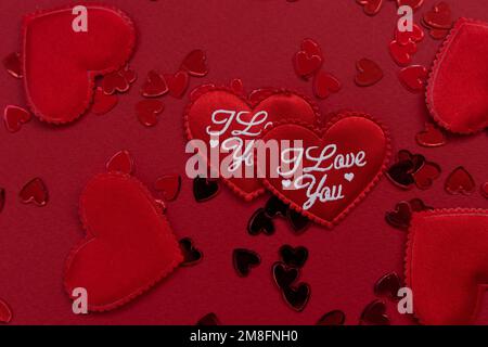 Herz aus rotem Stoff zum Valentinstag mit weißer Inschrift Ich liebe dich. Eine Art Sport. Das Konzept des Valentinstages, Februar 14 Stockfoto