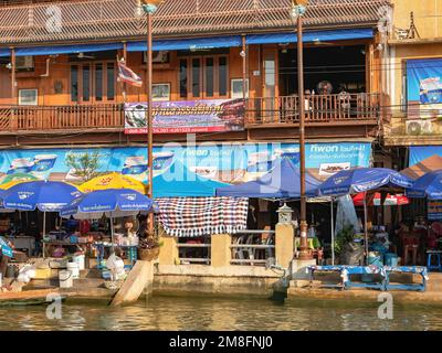 Schwimmender Markt von Amphawa in der Provinz Samut Songkhram in Thailand. Der Markt, erbaut um ein traditionelles thailändisches Dorf am Flussufer, befindet sich auf und weiter Stockfoto