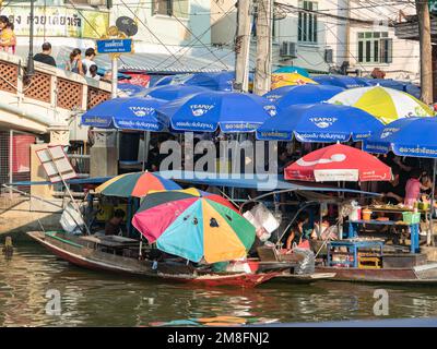 Schwimmender Markt von Amphawa in der Provinz Samut Songkhram in Thailand. Der Markt, erbaut um ein traditionelles thailändisches Dorf am Flussufer, befindet sich auf und weiter Stockfoto