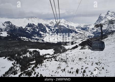 Genf. 12. Januar 2023. Dieses Foto wurde am 12. Januar 2023 aufgenommen und zeigt eine Seilbahn in Jungfrau, Schweiz. Das beliebte malerische Wintersportgebiet Jungfrau in der Schweiz wird in naher Zukunft voraussichtlich mehr chinesische Touristen und Sportfans anziehen. Mit Chinas jüngster Optimierung seiner COVID-19-Reaktion und der allmählichen Wiederherstellung der Auslandsreisen chinesischer Bürger hat sich Jungfrau auf einen Anstieg chinesischer Touristen in dieser Skisaison vorbereitet. ZU „Jungfrau in der Schweiz erwartet mehr chinesische Touristen“: Lian Yi/Xinhua/Alamy Live News Stockfoto