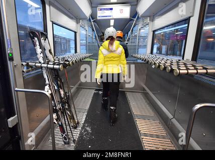 (230114) -- GENF, 14. Jan. 2023 (Xinhua) -- Dieses Foto wurde am 12. Jan. 2023 aufgenommen und zeigt einen mit Skitafeln ausgestatteten Zugwaggon in der Jungfrau-Skiregion in der Schweiz. Das beliebte malerische Wintersportgebiet Jungfrau in der Schweiz wird in naher Zukunft voraussichtlich mehr chinesische Touristen und Sportfans anziehen. Mit Chinas jüngster Optimierung seiner COVID-19-Reaktion und der allmählichen Wiederherstellung der Auslandsreisen chinesischer Bürger hat sich Jungfrau auf einen Anstieg chinesischer Touristen in dieser Skisaison vorbereitet. ZU sagen: 'Die Jungfrau der Schweiz erwartet mehr chinesische Touristen' (Xinhua/Lian Y Stockfoto