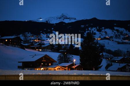 Genf. 12. Januar 2023. Dieses Foto wurde am 12. Januar 2023 aufgenommen und zeigt eine Nachtansicht am Fuße der Jungfrau in der Schweiz. Das beliebte malerische Wintersportgebiet Jungfrau in der Schweiz wird in naher Zukunft voraussichtlich mehr chinesische Touristen und Sportfans anziehen. Mit Chinas jüngster Optimierung seiner COVID-19-Reaktion und der allmählichen Wiederherstellung der Auslandsreisen chinesischer Bürger hat sich Jungfrau auf einen Anstieg chinesischer Touristen in dieser Skisaison vorbereitet. ZU „Jungfrau in der Schweiz erwartet mehr chinesische Touristen“: Lian Yi/Xinhua/Alamy Live News Stockfoto