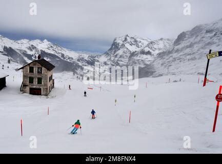 Genf. 12. Januar 2023. People Ski in der Jungfrau Ski Region in der Schweiz, 12. Januar 2023. Das beliebte malerische Wintersportgebiet Jungfrau in der Schweiz wird in naher Zukunft voraussichtlich mehr chinesische Touristen und Sportfans anziehen. Mit Chinas jüngster Optimierung seiner COVID-19-Reaktion und der allmählichen Wiederherstellung der Auslandsreisen chinesischer Bürger hat sich Jungfrau auf einen Anstieg chinesischer Touristen in dieser Skisaison vorbereitet. ZU „Jungfrau in der Schweiz erwartet mehr chinesische Touristen“: Lian Yi/Xinhua/Alamy Live News Stockfoto