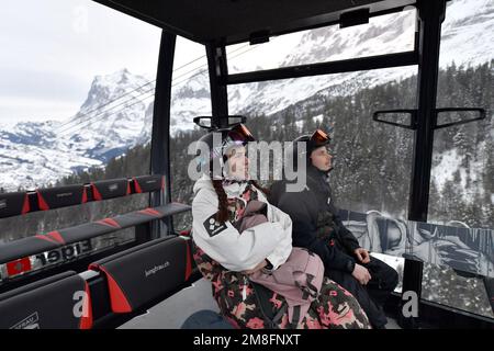 Genf. 12. Januar 2023. Skifahrer fahren mit der Seilbahn den Jungfrau Berg in der Schweiz hinauf, 12. Januar 2023. Das beliebte malerische Wintersportgebiet Jungfrau in der Schweiz wird in naher Zukunft voraussichtlich mehr chinesische Touristen und Sportfans anziehen. Mit Chinas jüngster Optimierung seiner COVID-19-Reaktion und der allmählichen Wiederherstellung der Auslandsreisen chinesischer Bürger hat sich Jungfrau auf einen Anstieg chinesischer Touristen in dieser Skisaison vorbereitet. ZU „Jungfrau in der Schweiz erwartet mehr chinesische Touristen“: Lian Yi/Xinhua/Alamy Live News Stockfoto