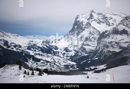 Genf. 12. Januar 2023. Dieses am 12. Januar 2023 aus der Jungfrau-Skiregion aufgenommene Foto zeigt schneebedeckte Berge in der Schweiz. Das beliebte malerische Wintersportgebiet Jungfrau in der Schweiz wird in naher Zukunft voraussichtlich mehr chinesische Touristen und Sportfans anziehen. Mit Chinas jüngster Optimierung seiner COVID-19-Reaktion und der allmählichen Wiederherstellung der Auslandsreisen chinesischer Bürger hat sich Jungfrau auf einen Anstieg chinesischer Touristen in dieser Skisaison vorbereitet. ZU „Jungfrau in der Schweiz erwartet mehr chinesische Touristen“: Lian Yi/Xinhua/Alamy Live News Stockfoto
