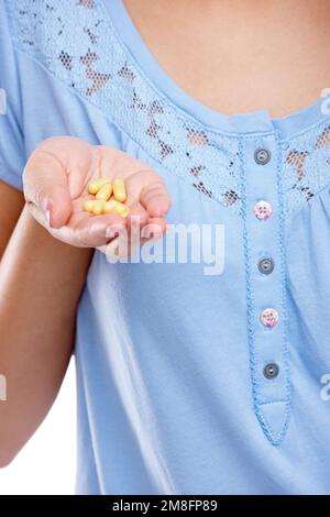 Hand, Medizin und Pillen mit einer Frau im Studio für Gesundheitsversorgung, verschreibungspflichtige Medikamente oder Behandlung. Tabletten, medizinische und Ergänzungen mit einer Frau Stockfoto