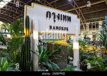 Hinweisschild am Bahnhof Hua Lamphong in Bangkok, Thailand Stockfoto