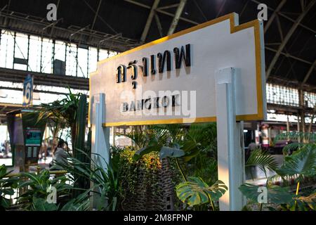 Hinweisschild am Bahnhof Hua Lamphong in Bangkok, Thailand Stockfoto