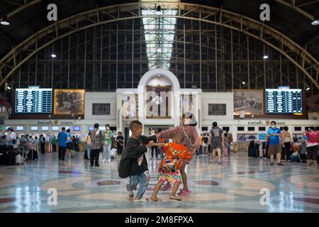 Bangkok, Thailand - 12. Januar 2023: Kinder spielen an der Hualamphong Tran Station in Bangkok, Thailand. Stockfoto