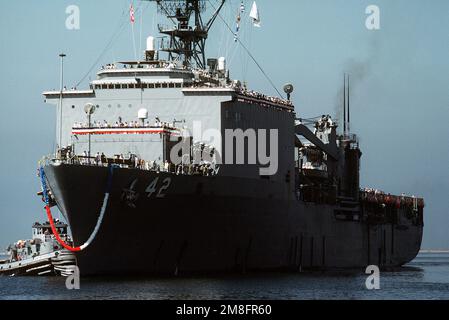 Eine Girlande schmückt den Bug des Anlegeschiffs USS GERMANTOWN (LSD-42), während der große Hafenschlepper CANONCHET (YTB-823) das Schiff in den Hafen manövriert. Die GERMANTOWN ist zusammen mit anderen Schiffen des Kommandanten, Amphibiengeschwader 1, aus dem Gebiet des Persischen Golfs zurückgekehrt, wo sie während der Operation Desert Storm eingesetzt wurde. Betreff Operation/Serie: WÜSTENSTURMBASIS: Marineflugstation, San Diego Bundesstaat: Kalifornien(CA) Land: Vereinigte Staaten von Amerika (USA) Stockfoto