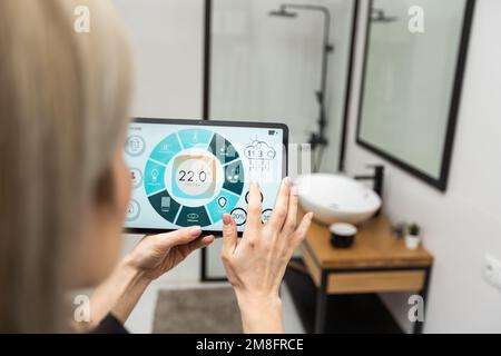 Digital Composite Hände mit smart home Anwendung auf Tablet-PC Stockfoto