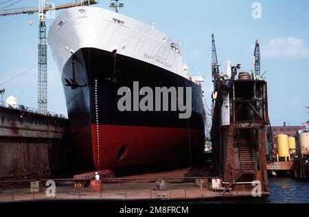 Ein Blick auf den Bug des Transportölers USNS SEALIFT INDIAN OCEAN (T-AOT 171), während das Schiff im Trockendock Virginian im Norfolk Shipbuilding und Drydock Corp. Bei Überholungsarbeiten sitzt. Basis: Norfolk Bundesstaat: Virginia (VA) Land: Vereinigte Staaten von Amerika (USA) Stockfoto