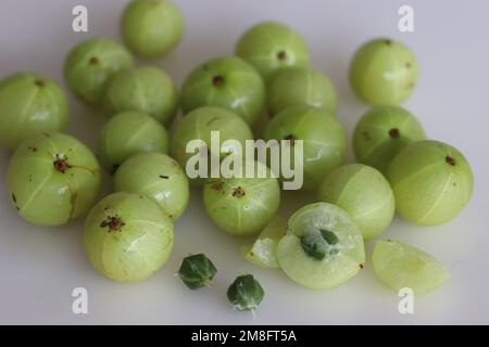 Amala- oder indische Stachelbeeren sind kleine, nahrhafte Früchte aus Stachelbeeren. Es wird für kulinarische und pflanzliche Medizin verwendet. Auf weißem Hintern aufgenommen Stockfoto