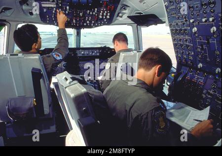 Ein Flugpersonal der 6. Luftbetankungsstaffel überprüft das Cokpit ihres Strategic Air Command KC-10A Extender-Flugzeugs. Die Crew besteht aus CAPTAIN Richard Berger, Commander, 1LT Mike Mathews, Kopilot und MSGT Kurt Knowles, Flugingenieur. Basis: Luftwaffenstützpunkt März Bundesstaat: Kalifornien(CA) Land: Vereinigte Staaten von Amerika(USA) Stockfoto