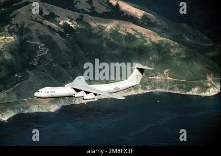 Eine Air-to-Air-Ansicht von links eines C-141B Starlifter-Flugzeugs des 60. Military Airlift Wing, das erste Flugzeug, das ein graues Farbschema erhalten hat. Bundesstaat: Kalifornien (CA) Land: Vereinigte Staaten von Amerika (USA) Stockfoto