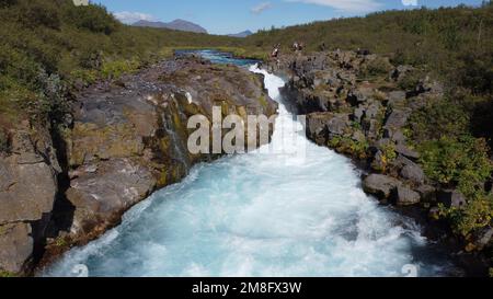 Ein malerischer Blick auf den Hlauptungufoss Wasserfall auf dem Bruara River an einem sonnigen Tag, Island Stockfoto