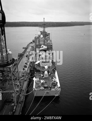 Ein Blick vom Heck auf den geführten Raketenkreuzer USS LAKE ERIE (CG 70), der derzeit auf der Werft der Bath Iron Works Corp. Gebaut wird. Der LAKE ERIE ist zu 70 Prozent fertig. Basis: Bath Bundesstaat: Maine(ME) Land: Vereinigte Staaten von Amerika (USA) Stockfoto