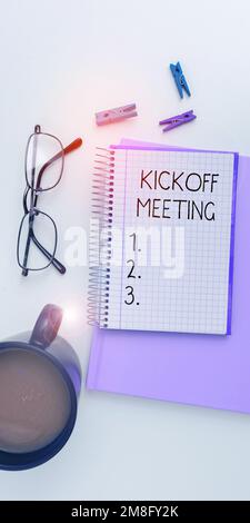 Schreiben mit Text Kickoff Meeting. Geschäftsansatz Spezielle Erörterung der mit dem Projekt verbundenen Rechtmäßigkeit Stockfoto