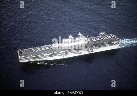 Ein Luftblick auf das im Gange befindliche Amphibienschiff USS WASP (LHD-1) aus der Luft. Auf dem Wespen-Flugdeck befinden sich 14 AV-8B Harrier-Flugzeuge, zwei SH-3 Sea King Hubschrauber und, am Steuerbord, ein CH-53E Super Hallion Hubschrauber. Land: Mittelmeer (MED) Stockfoto