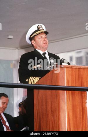 ADM David E. Jeremiah, stellvertretender Vorsitzender der Stabschefs, spricht während einer Zeremonie vor der Taufe und dem Start des Raketenzerstörers JOHN PAUL JONES (DDG-53). Basis: Bath Bundesstaat: Maine(ME) Land: Vereinigte Staaten von Amerika (USA) Stockfoto