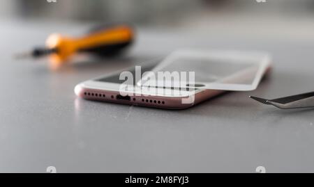 Smart Solution Technologiekonzept. Zugeschnittener Fotoersatz von Schutzfolie durch einen neuen. Man entfernt vorsichtig das alte Schutzglas aus dem Stockfoto