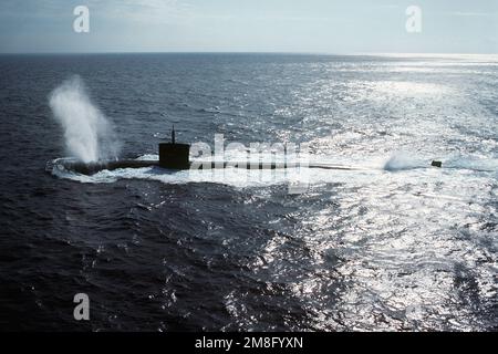 Ein Hafenstrahl-Blick auf das nuklearbetriebene Angriffs-U-Boot USS PHOENIX (SSN-701) im Gange. Land: Unbekannt Stockfoto