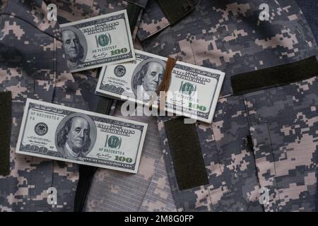 Pässe, Geld, Uniform aus verpixelter Tarnung. Stockfoto