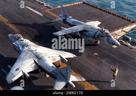 Ab-8B Harrier-Flugzeuge des Marine Heavy Helicopter Squadron 362 (HMH-362) befinden sich auf dem Cockpit des Amphibienschiffs USS SAIPAN (LHA-2), da das Schiff zur Unterstützung von Seeverbotsmaßnahmen im Einsatz ist. Land: Unbekannt Stockfoto