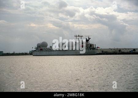 Hafenviertel-Ansicht des Raketenabstandsschiffs USNS REDSTONE (T-AGM-20) des militärischen Sealift-Kommandos. Basis: Cape Canaveral Bundesstaat: Florida(FL) Land: Vereinigte Staaten von Amerika (USA) Stockfoto