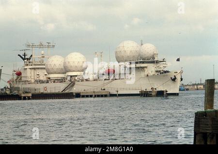 Steuerbordansicht des Raketenabstandsschiffs USNS REDSTONE (T-AGM-20) des militärischen Sealift-Kommandos. Basis: Cape Canaveral Bundesstaat: Florida(FL) Land: Vereinigte Staaten von Amerika (USA) Stockfoto