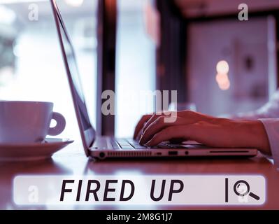 Inspiration mit Schild „Fired Up“. Konzept bedeutet, dass jemand motiviert ist und sich über das Ereignis aufregt Stockfoto