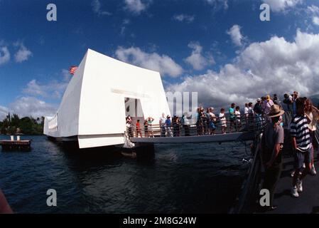 Überlebende der USS ARIZONA und ihre Familien melden sich nach einer privaten Tour am Remembrance Day, anlässlich des 50. Jahrestages des Angriffs auf Pearl Harbor am 7. Dezember 1941, der zum Untergang des Schlachtschiff führte, aus dem USS ARIZONA Memorial heraus. Basis: Pearl Harbor Bundesstaat: Hawaii(HI) Land: Vereinigte Staaten von Amerika (USA) Stockfoto