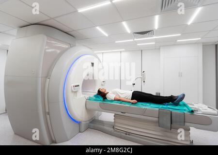 Medizinischer CT- oder MRI-Scan im modernen Krankenhauslabor. Innenansicht der Radiographie-Abteilung. Technologisch fortschrittliche Ausstattung im weißen Raum Stockfoto