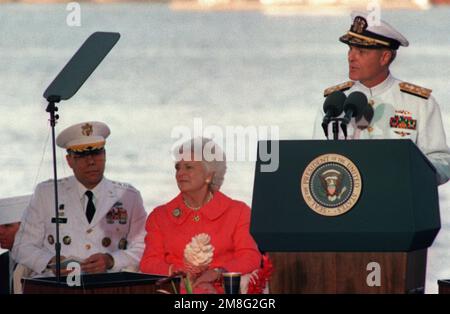 Admiral Charles R. Larson, OBERBEFEHLSHABER des US-Pazifikkommandos, spricht anlässlich des 50. Jahrestags des japanischen Angriffs auf Pearl Harbor am Kilo 8 Pier. General Colin L. Powell, Vorsitzender der Stabschefs, und First Lady Barbara Bush sitzen hinter ihm. Basis: Marinestützpunkt, Pearl Harbor Bundesstaat: Hawaii(HI) Land: Vereinigte Staaten von Amerika (USA) Stockfoto