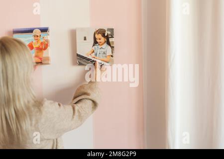 In der Galerie verpackte Leinwandfotos, die auf den Rahmen gestreckt sind. Stockfoto