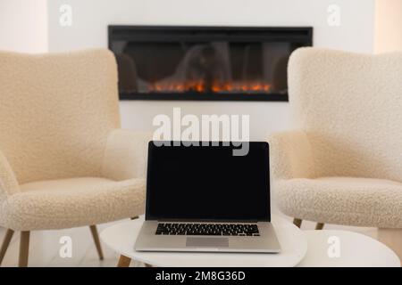 Laptop-Computer zeigt einen leeren Bildschirm an Stockfoto