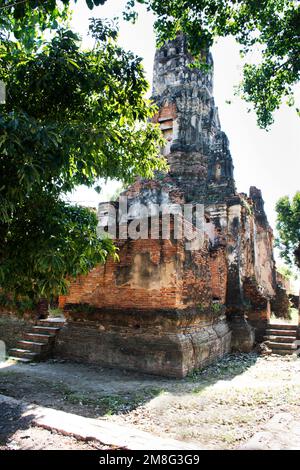 Antike Ubosot-Ordnungshalle und Ruine alte Cheedi Stupa für thailänder besuchen Sie Respekt Gebete Segen Wunsch heiliges Mysterium in Wat Choeng Stockfoto