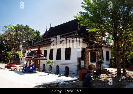 Antike Ubosot-Ordnungshalle und Ruine alte Cheedi Stupa für thailänder besuchen Sie Respekt Gebete Segen Wunsch heiliges Mysterium in Wat Choeng Stockfoto