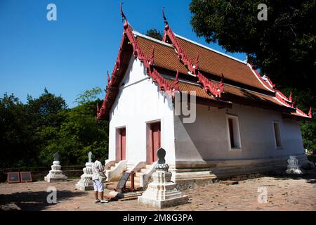 Antike Ubosot-Ordnungshalle und Ruine alte Cheedi Stupa für thailänder besuchen Sie Respekt Gebete Segen Wunsch heiliges Mysterium in Wat Choeng Stockfoto