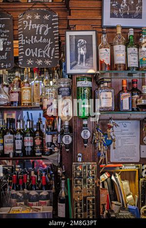 Verschiedene Spirituosen oder Spirituosen an einer Wand im French House Pub in Soho, Soho, London, England Stockfoto