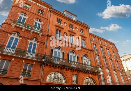 Fassaden von Gebäuden auf dem trinity Square in Toulouse, Occitanie, Frankreich Stockfoto