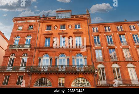 Fassaden von Gebäuden auf dem trinity Square in Toulouse, Occitanie, Frankreich Stockfoto