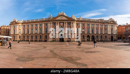 Touristen und Marktplatz du Capitole in Toulouse in Haute Garonne, Occitanie, Frankreich Stockfoto