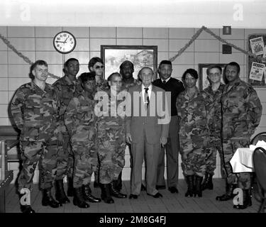 Nach einem Empfang zur Mittagszeit, USA Sen. Strom Thurmond aus South Carolina steht mit einigen seiner Wähler und mehreren Soldaten, die für ihre überragende Leistung im Jahr 1990 ausgezeichnet wurden. Das Personal ist von links: SPEC. Keith Bennett, PVT. Anthony Sims, PVT. Karen McDaniel, SGT. Joseph Gates, STAB SGT. Luis Martinez, STAFF SGT. Ivey Jarvis, Sen. Thurmond, STAFF SGT. Maurice Mitchell, SPEC. Winifred Wilson, SGT. Patrick Carr und STAFF SGT. Michael Bosier. Basis: Fort Gillem Staat: Georgia(GA) Land: Vereinigte Staaten von Amerika(USA) Stockfoto