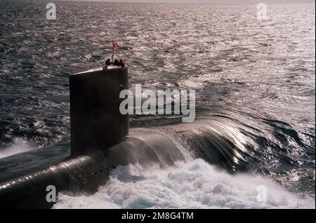 Eine Luftaufnahme, die die Steuerbordseite der Segelstruktur der USA zeigt Das neueste nuklearbetriebene U-Boot USS KENTUCKY (SSBN-737) der Navy ist unterwegs. Land: Atlantik (AOC) Stockfoto