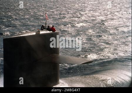 Eine Luftaufnahme, die die Steuerbordseite der Segelstruktur der USA zeigt Das neueste nuklearbetriebene strategische Raketen-U-Boot der Navy, USS KENTUCKY (SSBN-737). Land: Atlantik (AOC) Stockfoto