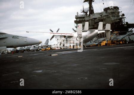 Ein Greyhound-Flugzeug des Typs Fleet Logistics Support Squadron 24 (VR-24) C-2A bereitet sich darauf vor, das Fangseil zu fangen, wenn es auf dem Cockpit des Flugzeugträgers USS AMERICA (CV-66) landet. Land: Mittelmeer (MED) Stockfoto