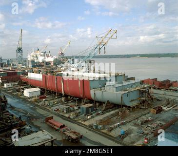 Steuerbordansicht des Sealift-Kommandos zur Überwachung DER SCHIFFSGEWÄSSER (T-AGS-45) bei 40 % Fertigstellung der Bauarbeiten. Basis: Avondale Bundesstaat: Louisiana (LA) Land: Vereinigte Staaten von Amerika (USA) Stockfoto