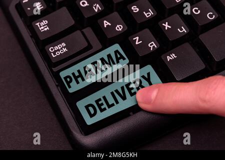 Schreiben mit Anzeige von Text Pharma Delivery. Internet-Konzept Rezepte werden Ihnen direkt von der Apotheke zugesandt Stockfoto